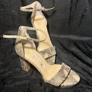 10M open tow VINCE CAMUTO heels